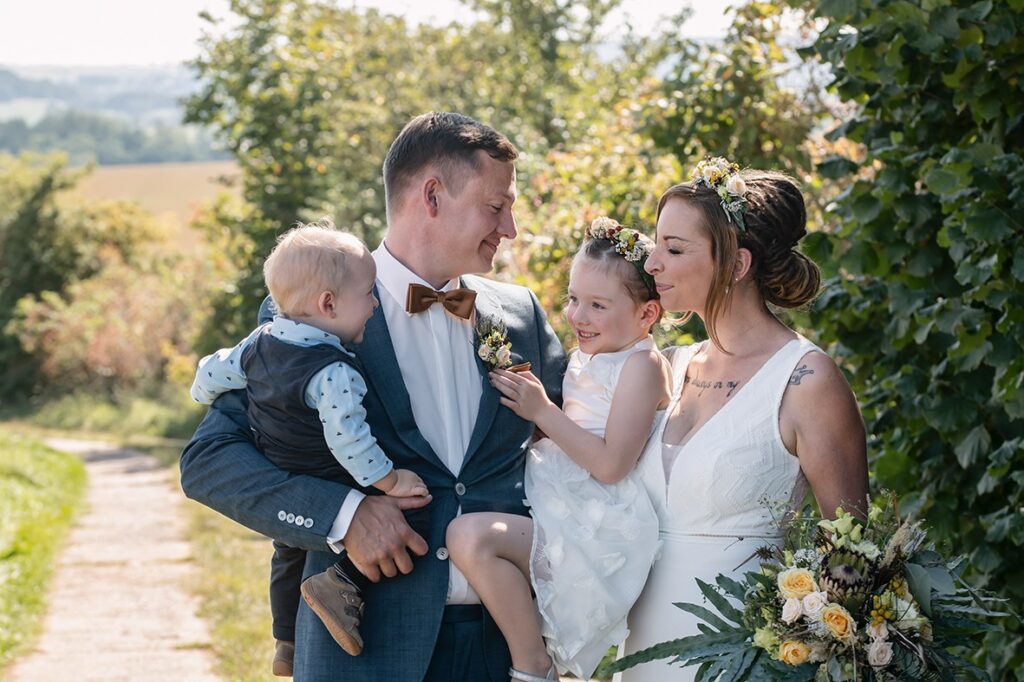 Brautpaar M&S mit ihren Kindern auf dem Feldweg – Hochzeitsfotografie Sachsen